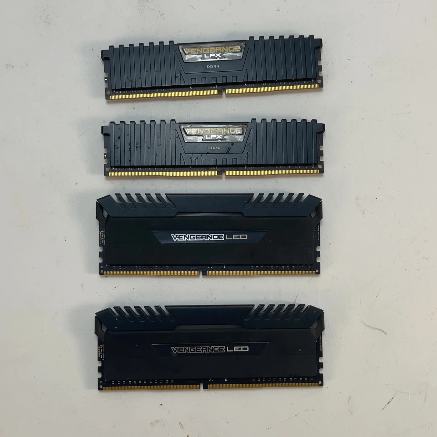 Mixed Corsair Vengeance Lot 32GB (4x8GB) RAM DDR4 3200MHz