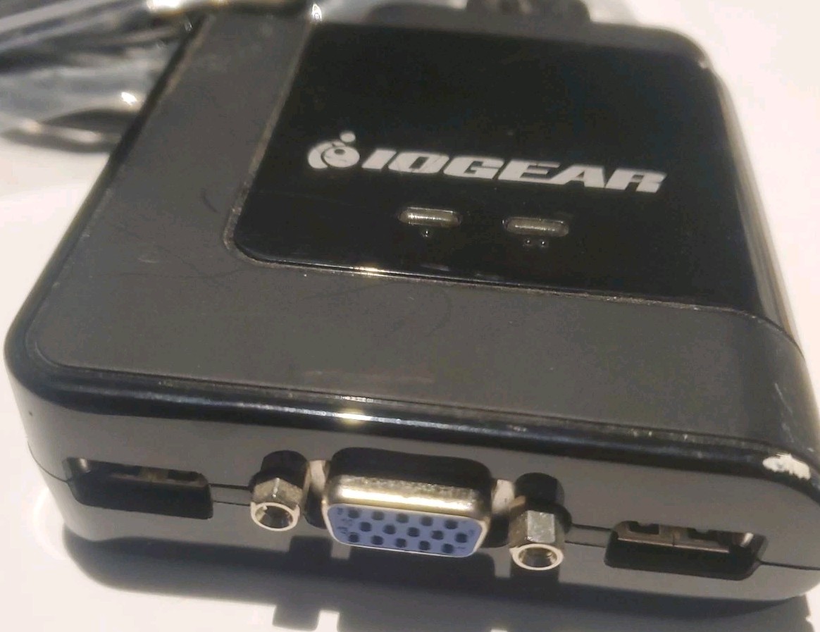 KVM IOGear Model GCS72U 2-Port USB KVM w/Audio & Mic USB 1.0/1.1