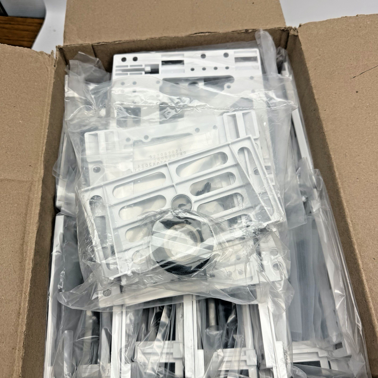 BOX OF 18 SHELF MOUNTING SYSTEMS