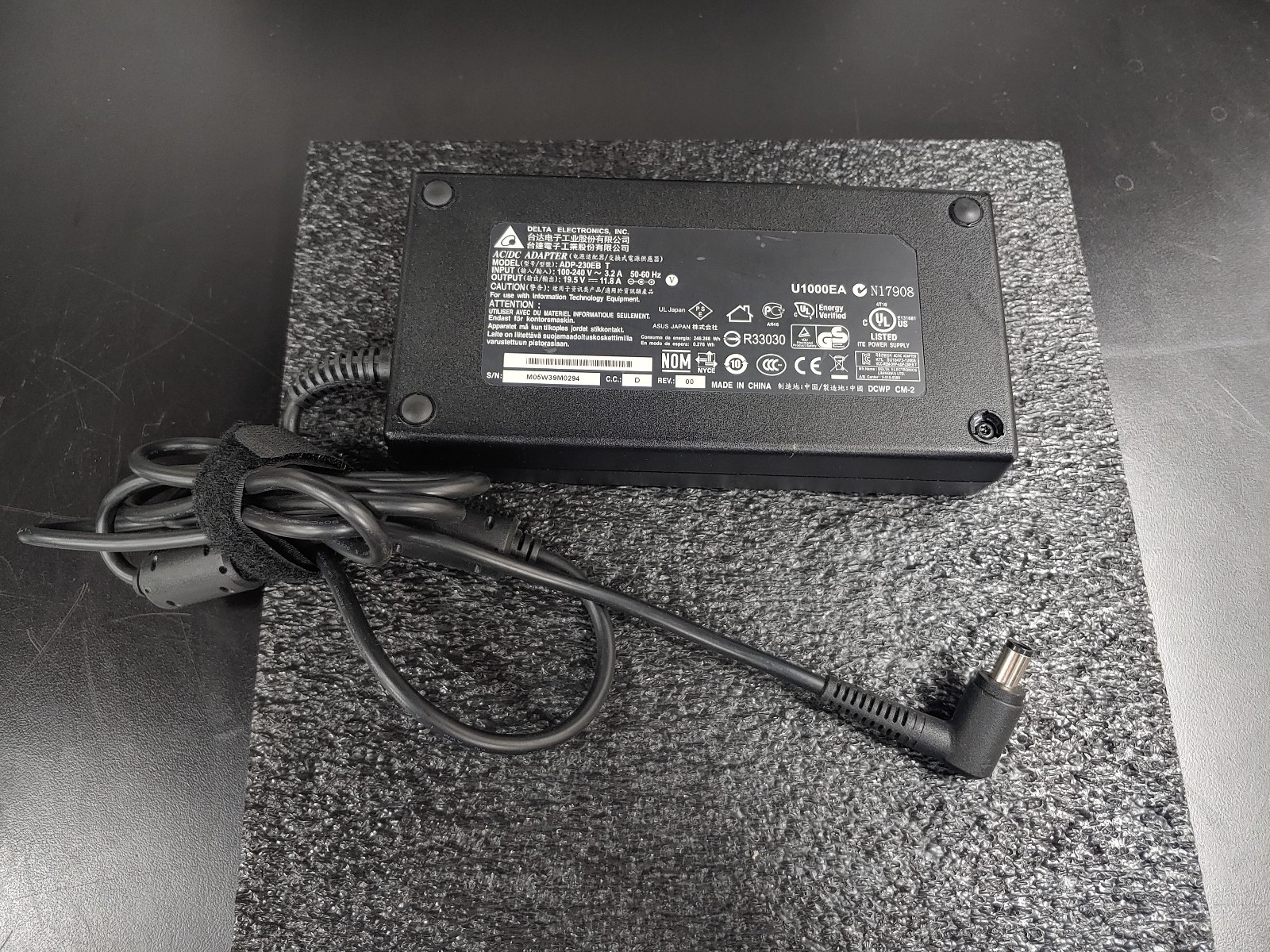 DELTA ELECTRONICS ADP-230EB T 19.5V 11.8A Output AC DC Power Adapter Charger