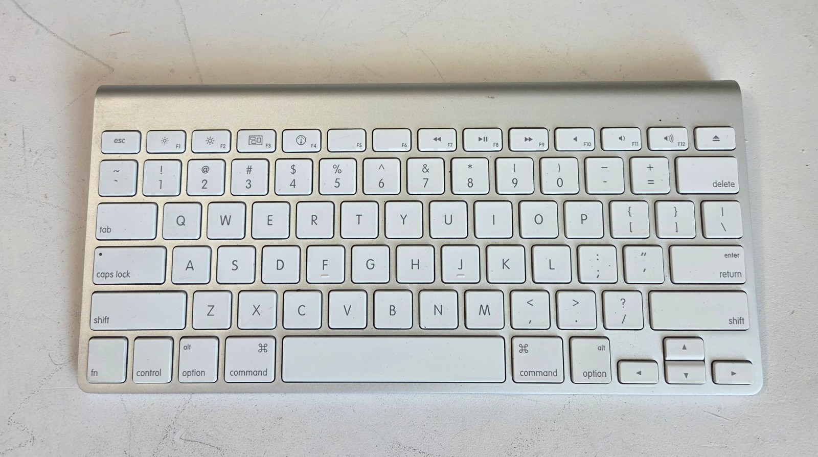 Apple A1314 Wireless Bluetooth Keyboard in Great Condition (item#gar1)