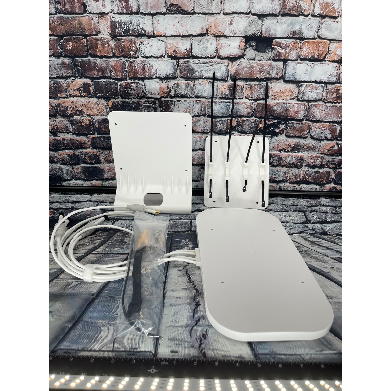 Waveform QuadMini 4x4 MIMO Window Antenna 600-6000MHz SMA Male ANT-4-660-UF-SM