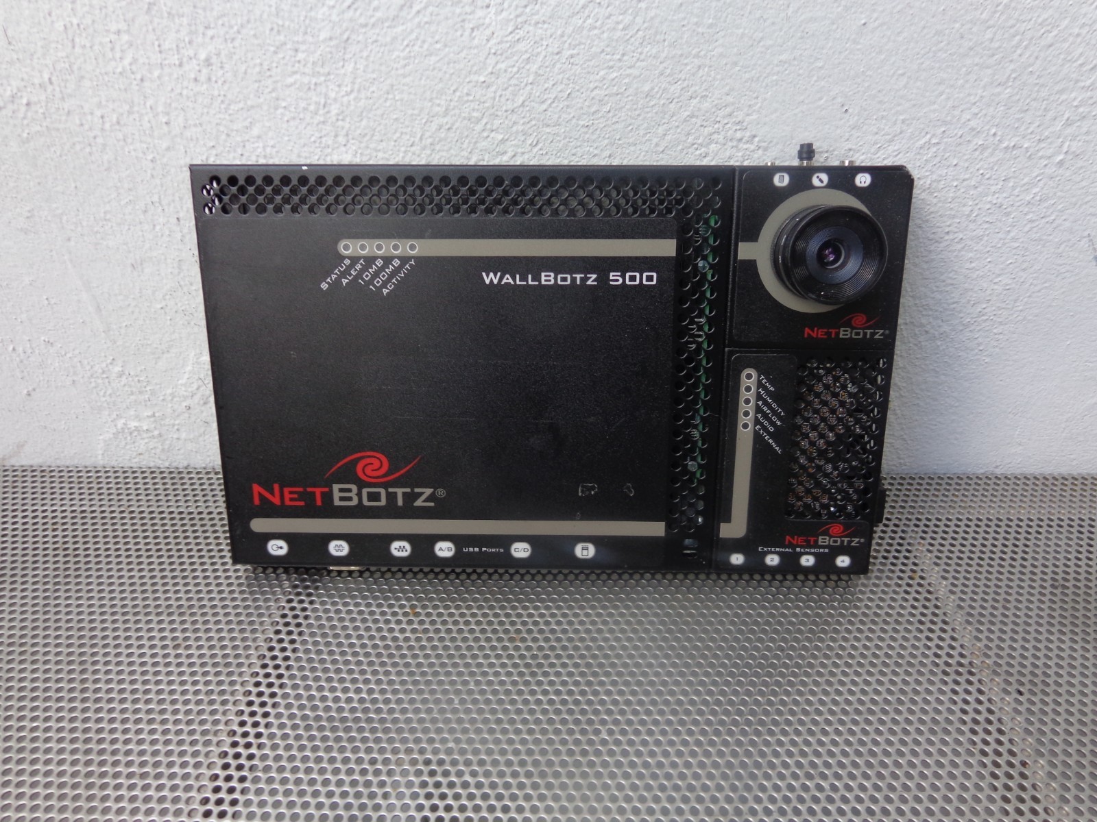 APC NETBOTZ 500 ENVIRONMENTAL MONITORING DEVICE w/ Camera (NEED AC ADAPTER)