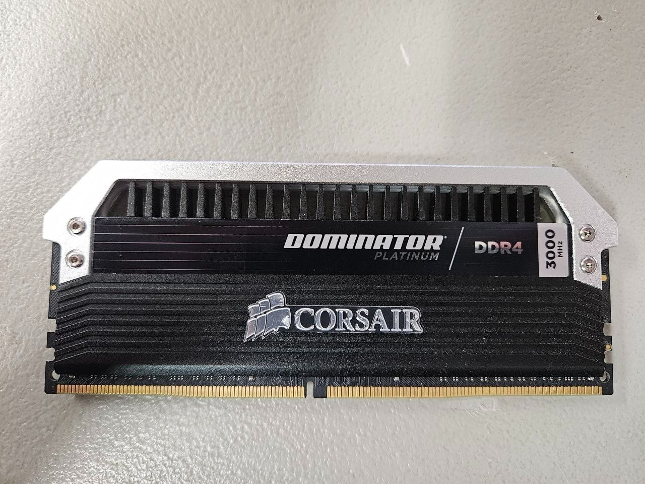 Corsair Dominator Platinum 16GB (1 x 16GB) DDR4-3000