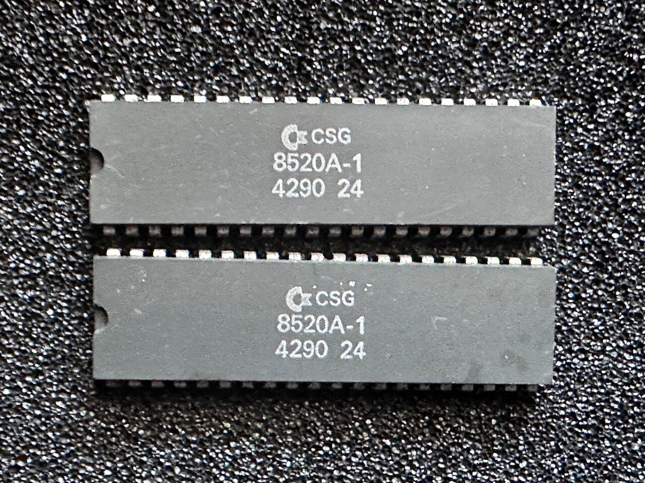 CSG/MOS 8520A-1 (2x) ODD EVEN from an Amiga 500, P.Week, 42 90