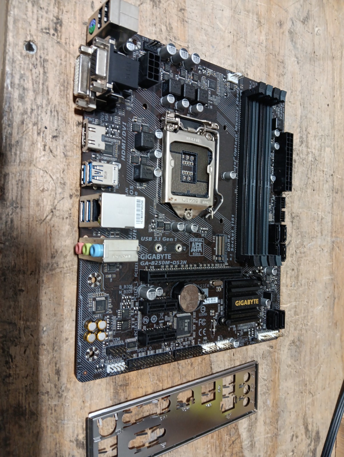 GIGABYTE GA-B250M-DS3H LGA 1151 Intel B250 Micro ATX Motherboard