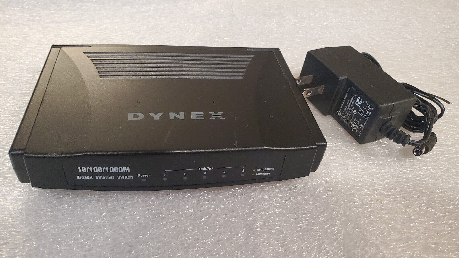 Dynex 5-Port Gigabit Ethernet Switch DX-GB5PRT with power adapter 