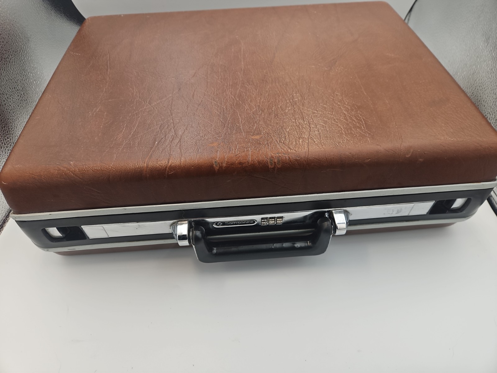 Vintage Samsonite Exec Briefcase Classic 70's Style Combo Lock. OMEGA