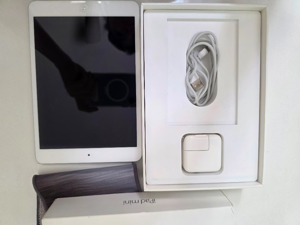 Apple iPad Mini, Wi-Fi, 32GB, White/Silver - ME280LL/A - (Model A1489)