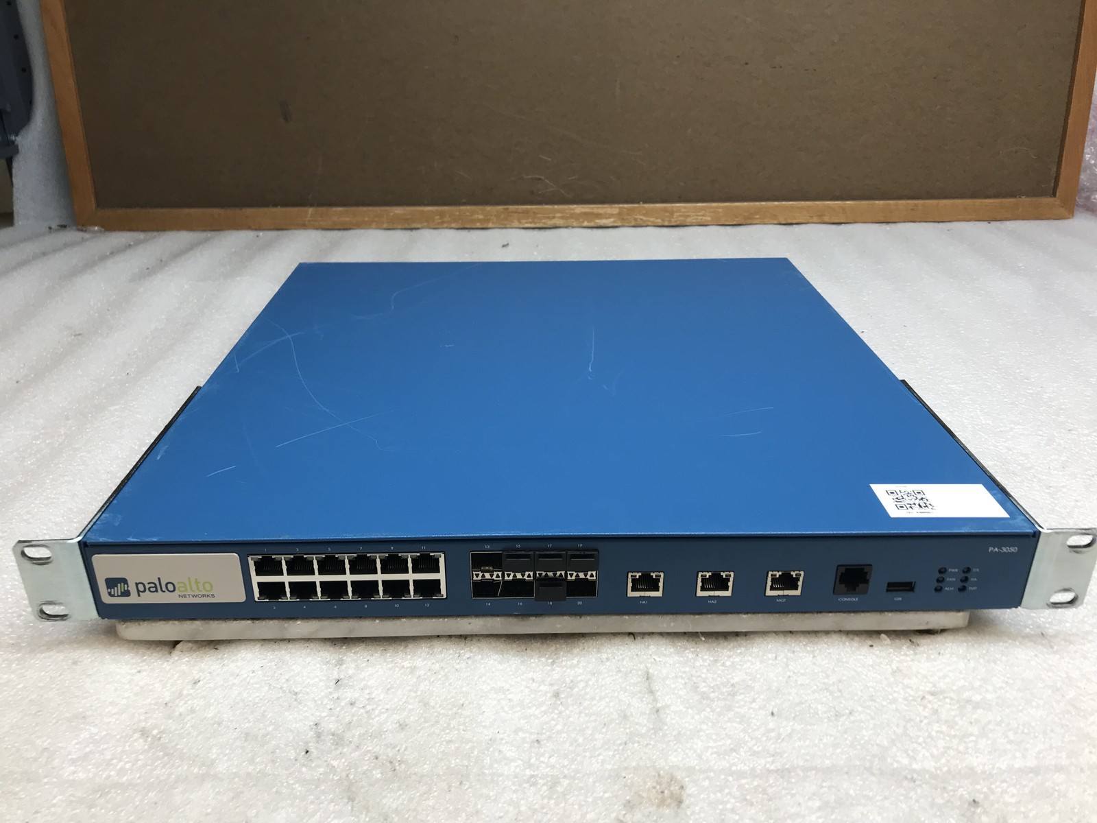 Palo Alto PA-3050 Network Security Appliance with Rack Ears / Cables