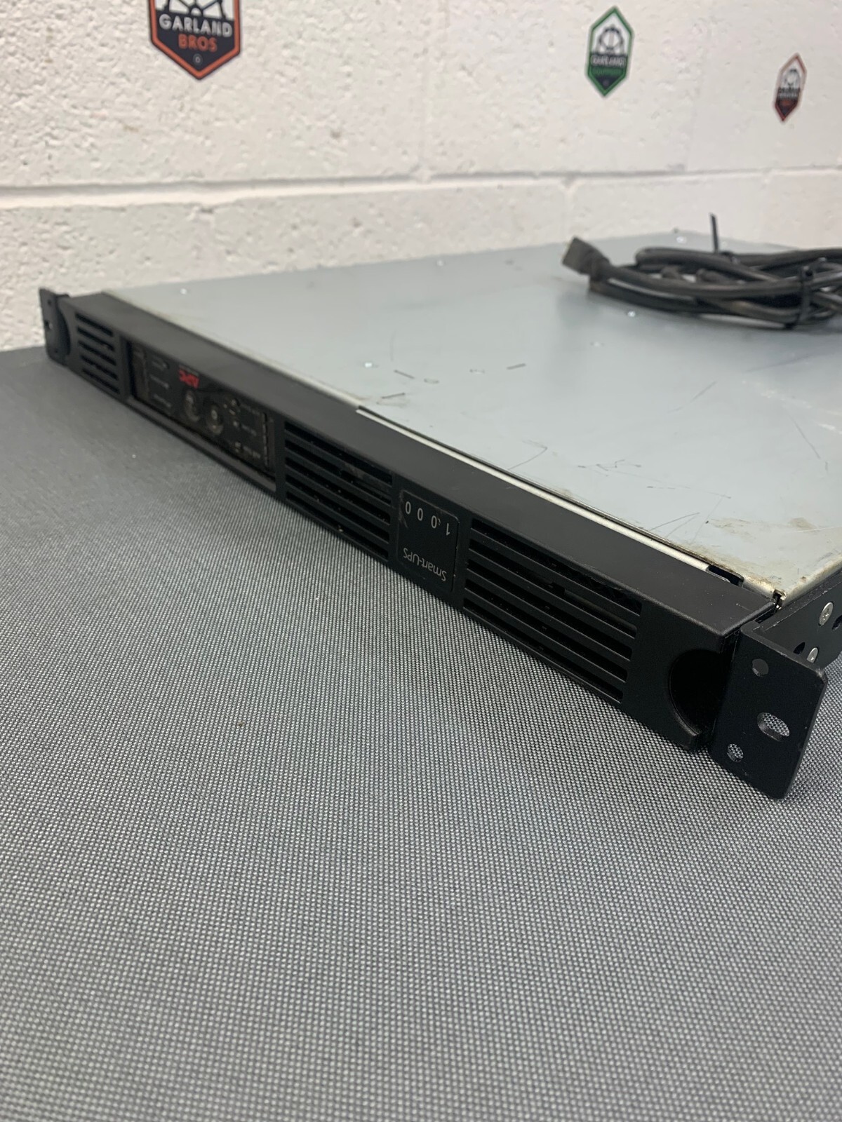 APC SUA1000RM1U Smart-Ups 4 Outlet Uninterruptible Power Supply