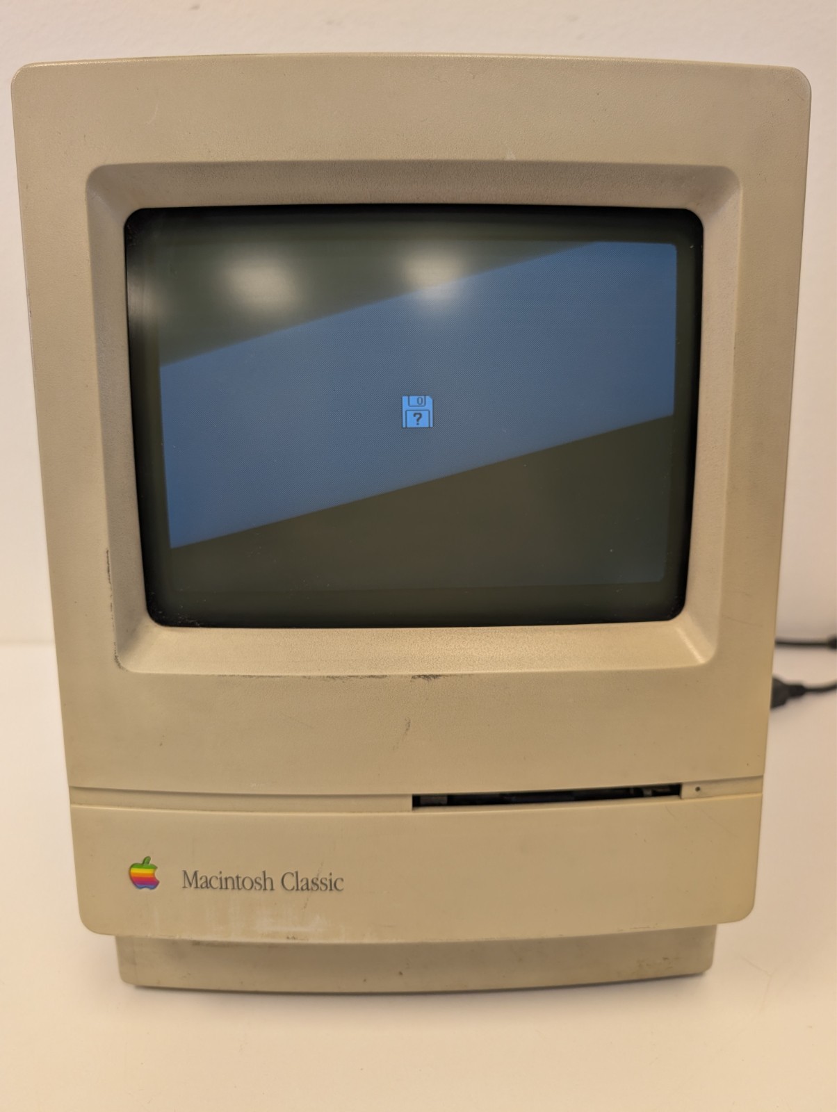 Vintage Apple Macintosh Classic Computer M0420 - *POWERS ON*