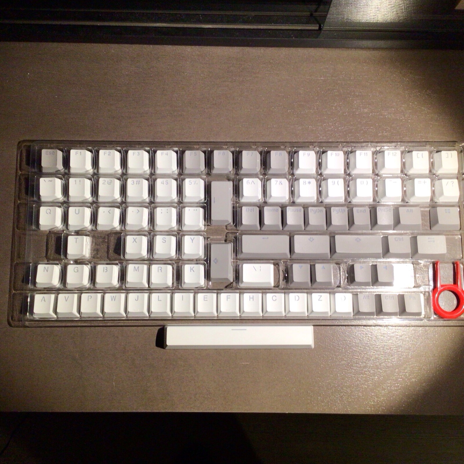 84 Keycap Set - PBT - Grey & White