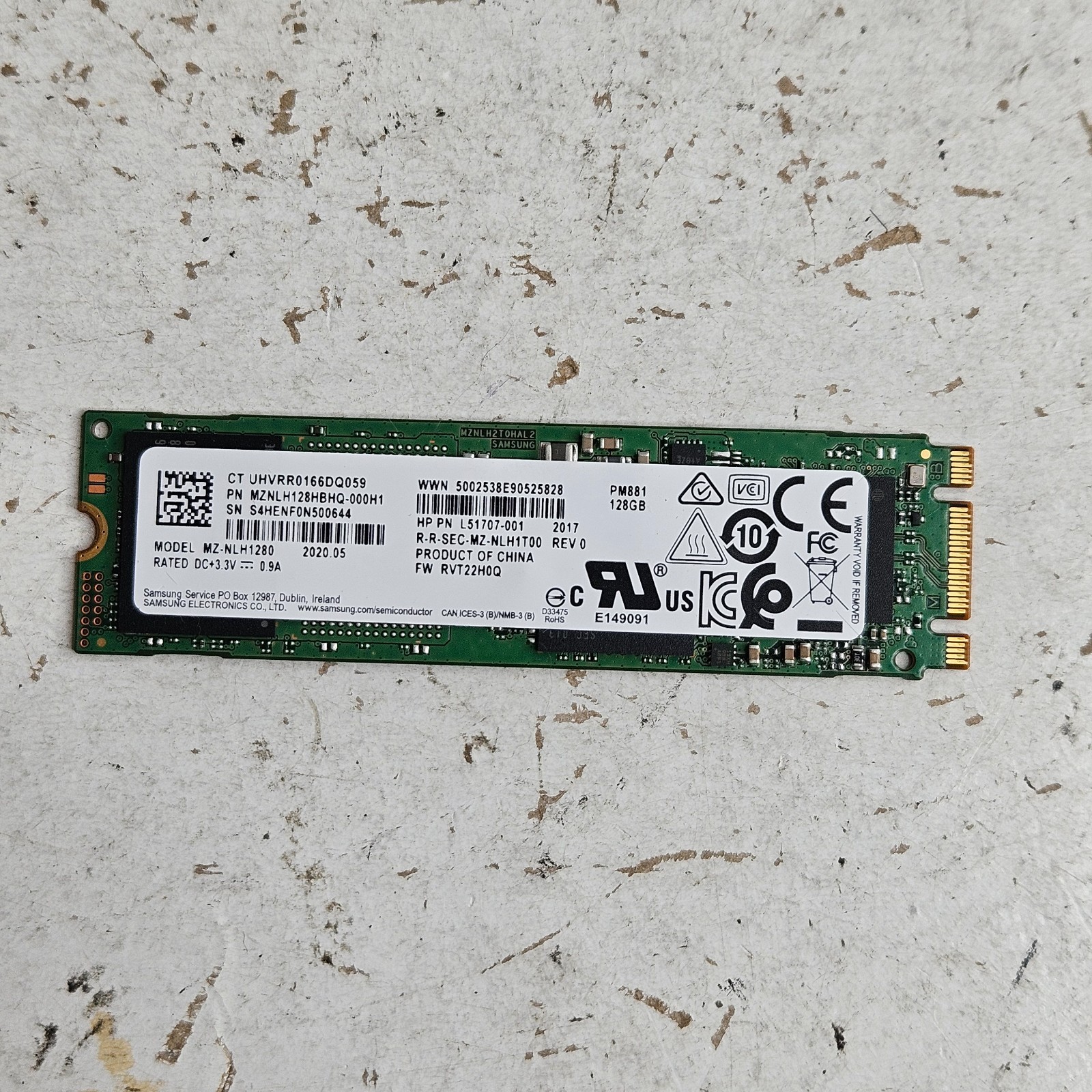 Samsung PM881 MZNLH1280 128 GB M.2 80mm Solid State Drive