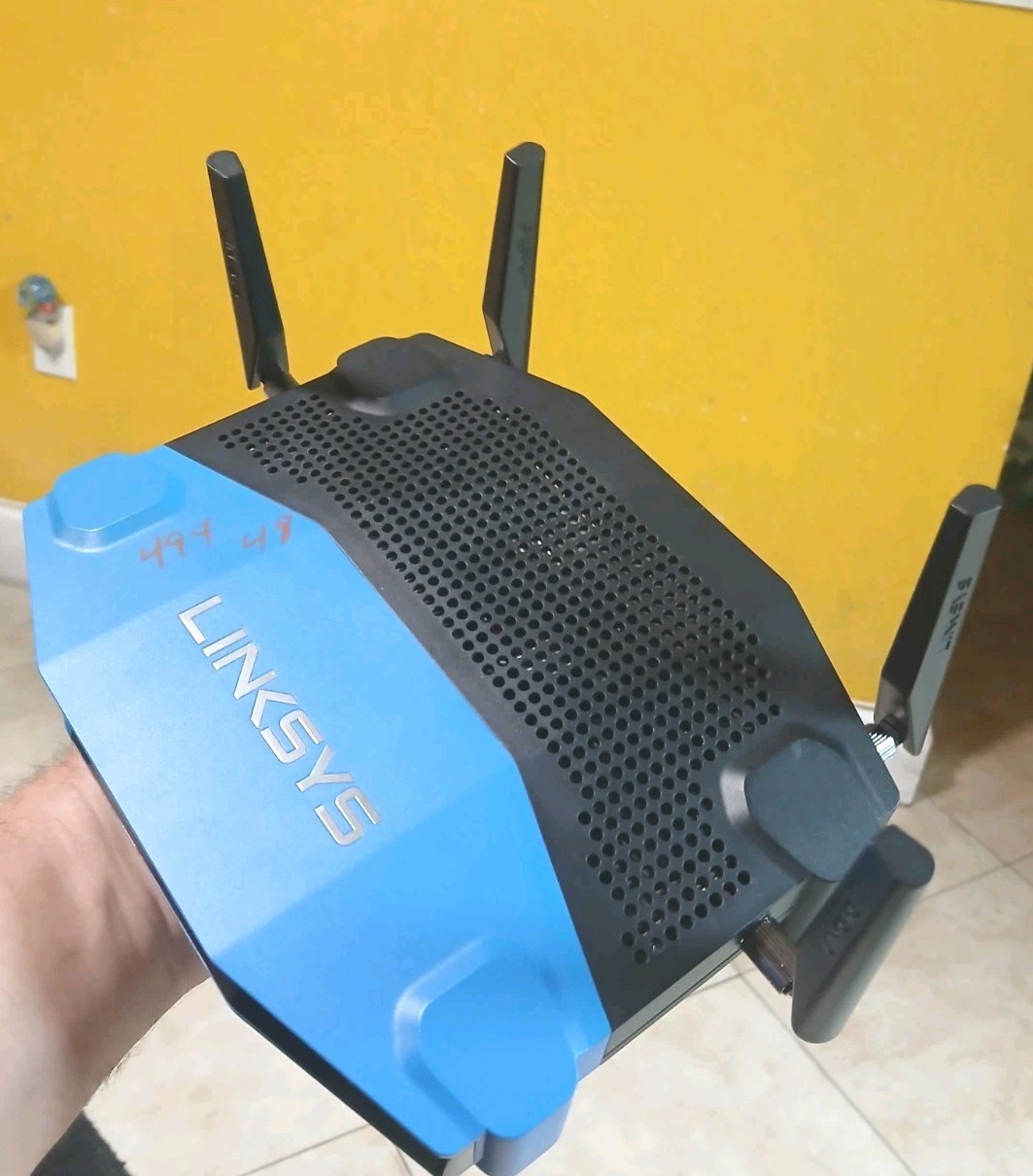 Linksys WRT1900AC 1300 Mbps 4 Port Dual-Band Wi-Fi Router + 1 Ethernet Cable