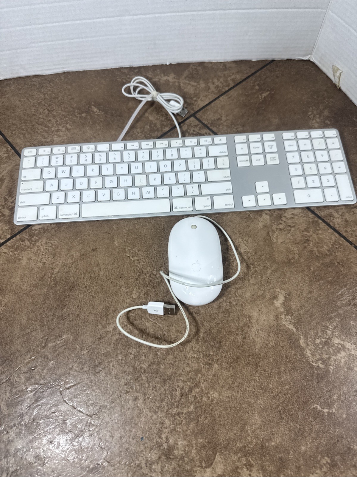 Genuine Apple A1243 Wired USB Keyboard w/Keypad & Apple Mouse A1152