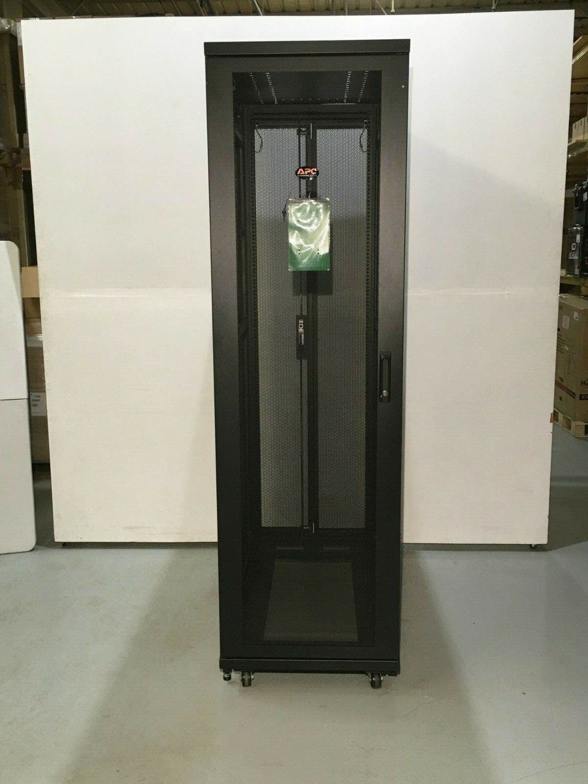 APC NetShelter SV Rack 42U AR2500 ••••READ ✅❤️️✅❤️️+freight
