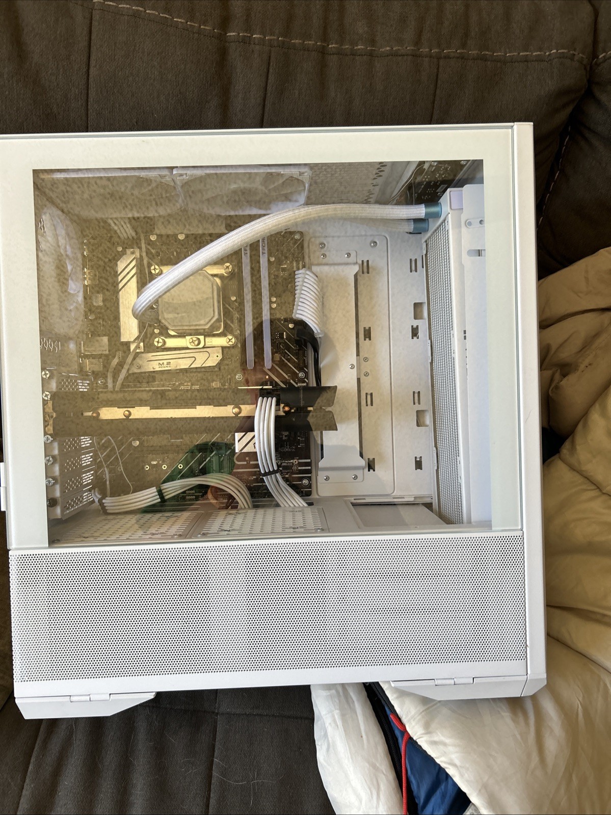white pc fully functional and runs good.has 16 gigabytes of ram and ddr4.