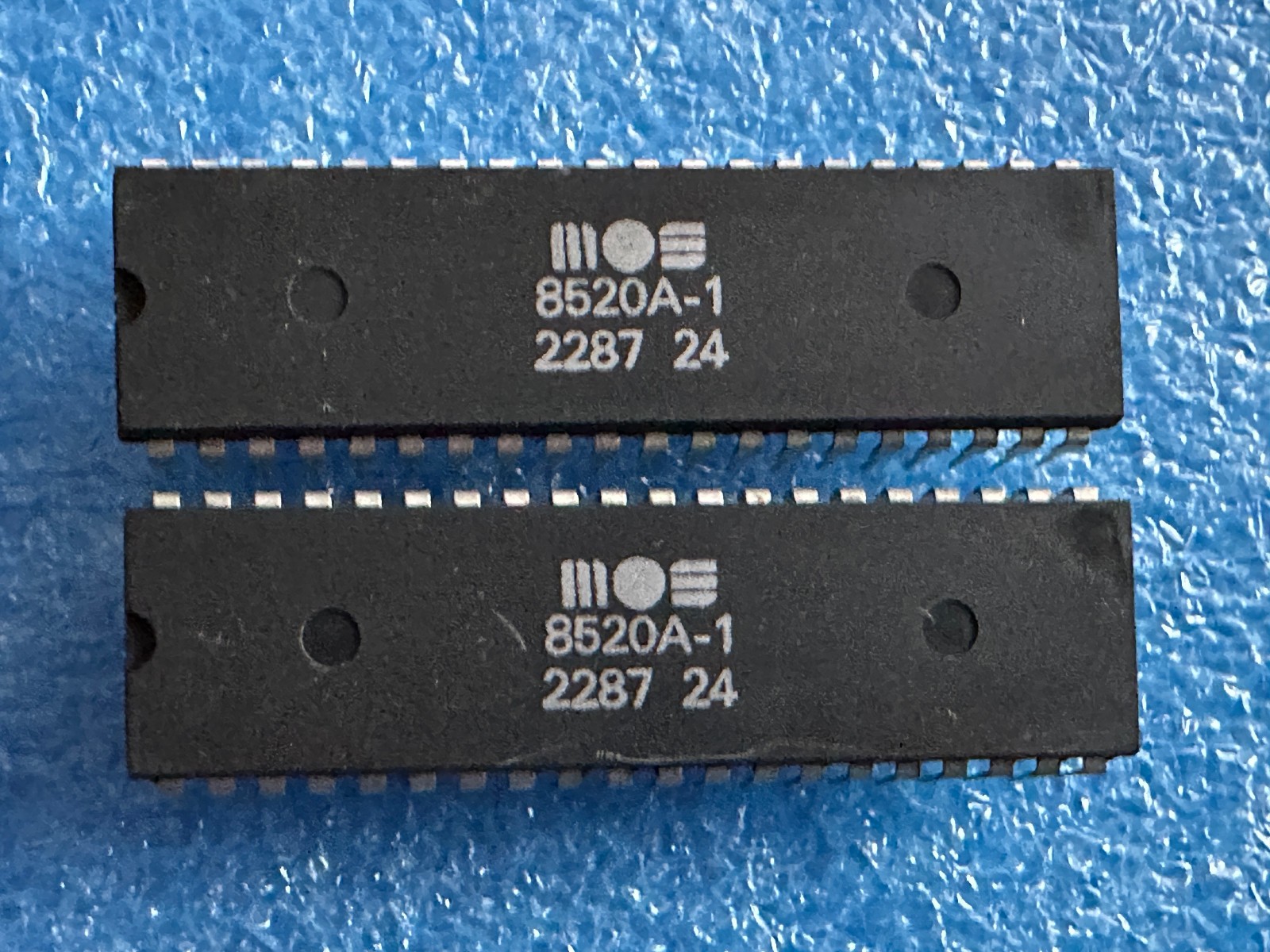 8520A-1 MOS/CSG ODD EVEN (x2) from an AMIGA 500 rev.5 #22 87