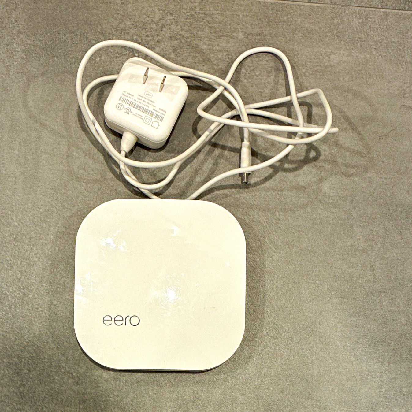 Eero Pro 2nd Gen model B010001 with Wall plug and cable