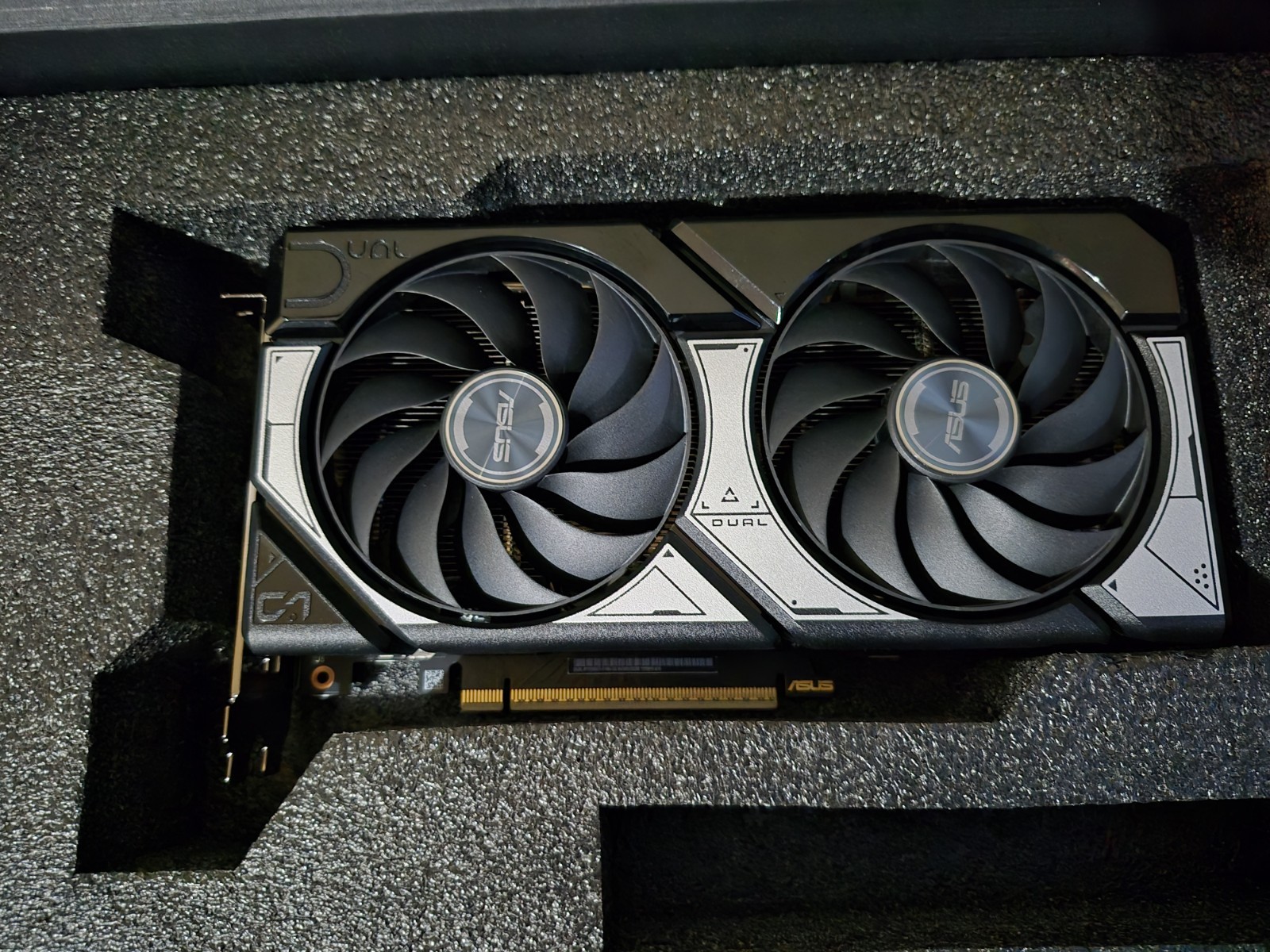 ASUS Dual GeForce RTX 5060 Ti 16GB 128-Bit GDDR7 PCI Express 5.0 x8 DLSS 4.0 Gra