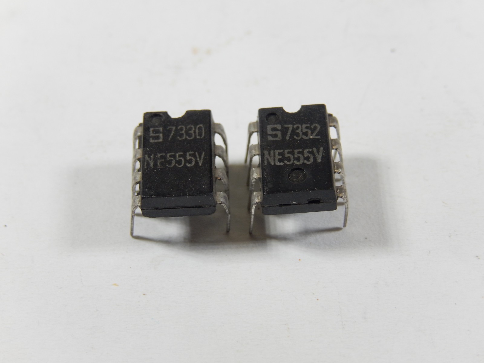 2pcs SIGNETICS NE555V TIMER DIP-8 PIN IC INTEGRATED CIRCUITS LOT DATE 7330&7352