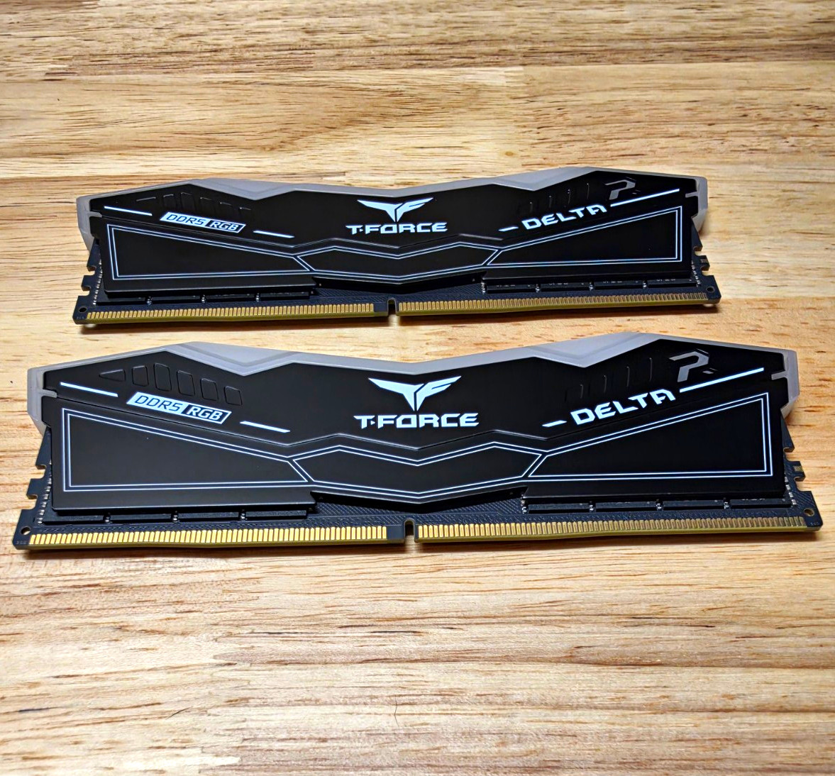 TEAMGROUP T-FORCE DELTA RGB 64GB (2x32GB) DDR5 6000 DIMM 288-Pin