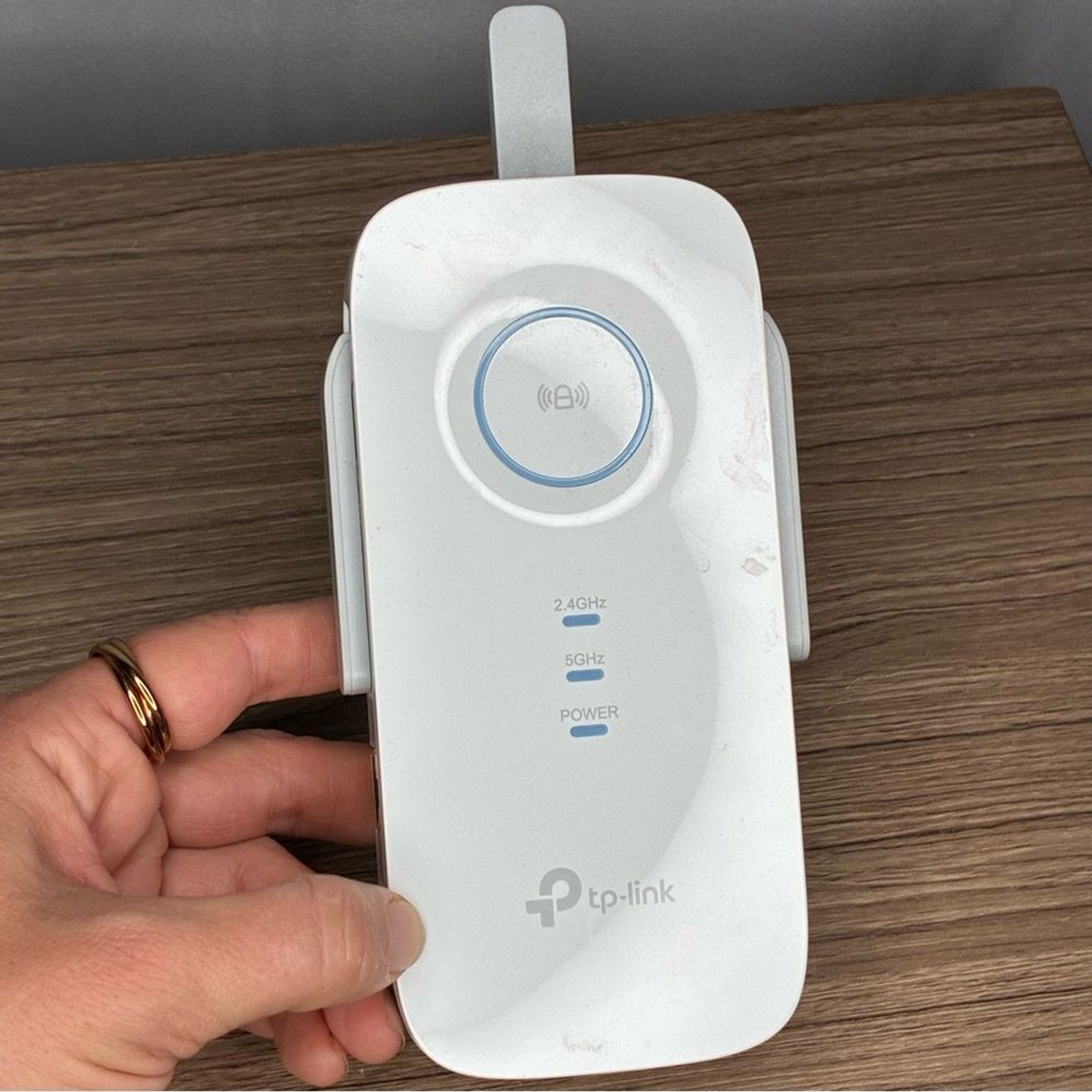 GUC TP-Link White Wi‑Fi Range Extender with Blue Indicator Accents Plug-In