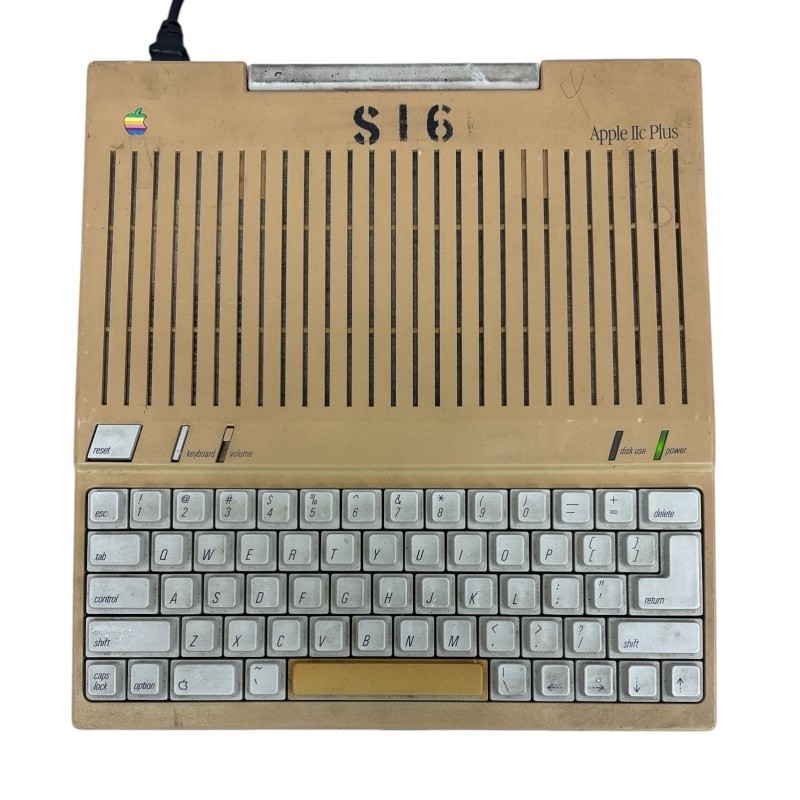 Vintage Apple IIc Plus A2S4500 Computer ~ (powers on)