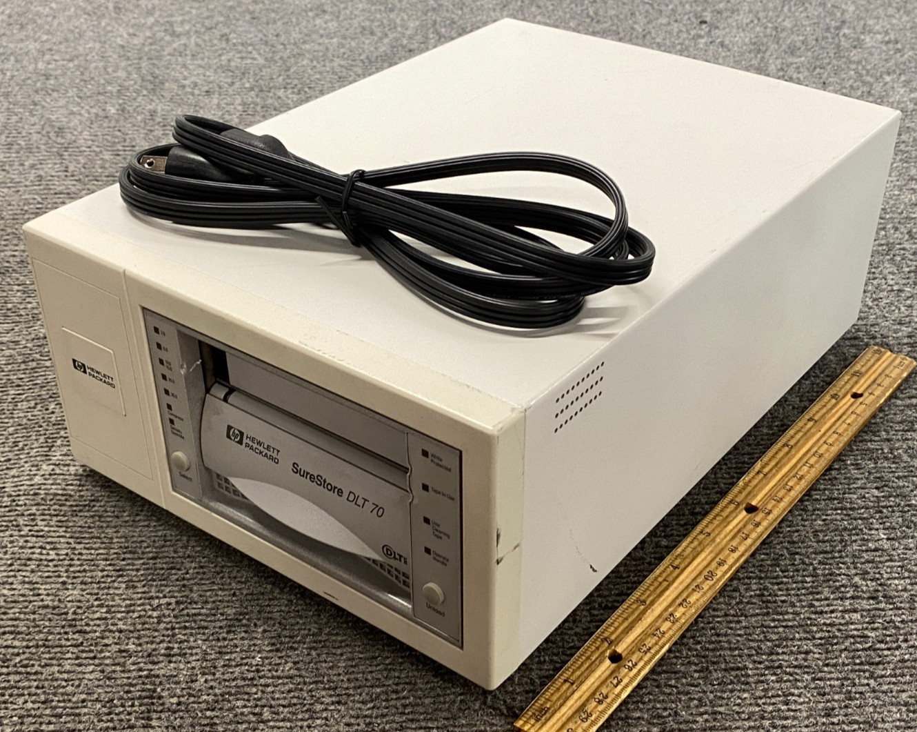 HP SureStore DLT 70 (C5658A) External Tape Drive 30-60085-13 w/ Power Cord