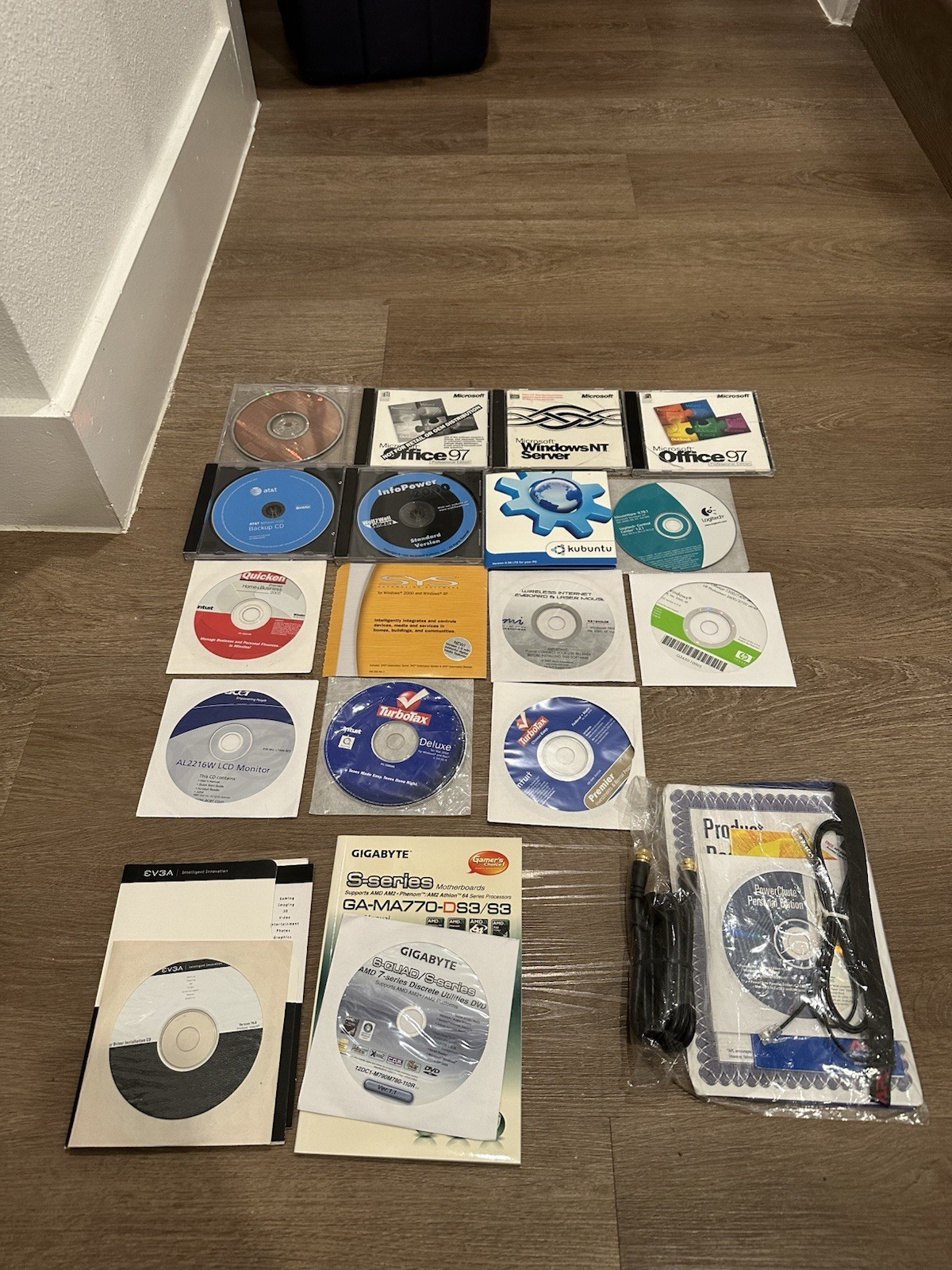 Lot of 18 Vintage Software CDs Windows XP Office 97 NT Server Kubuntu + More