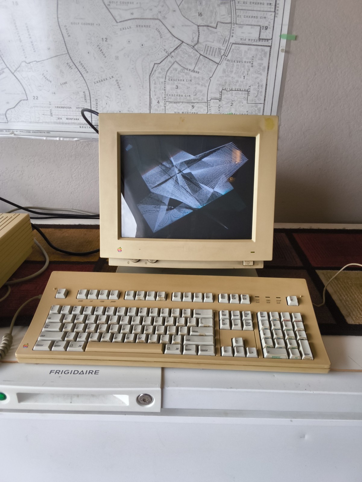 Apple Macintosh IIsi with keyboard and mouse Powers on,  Monitor Mi212 As-is