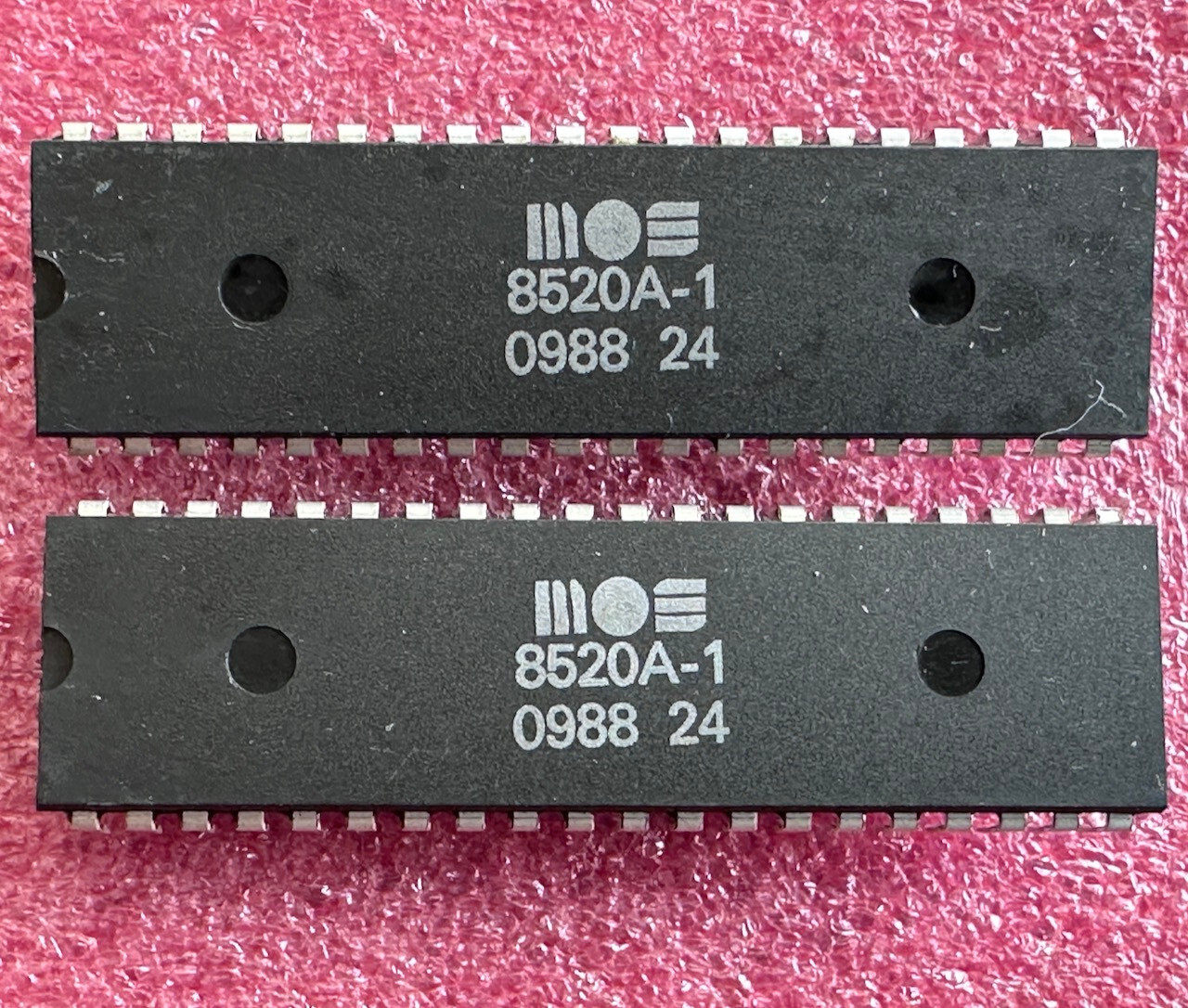 8520A-1 MOS/CSG ODD EVEN (x2) from an AMIGA 500 rev.5 #09 88