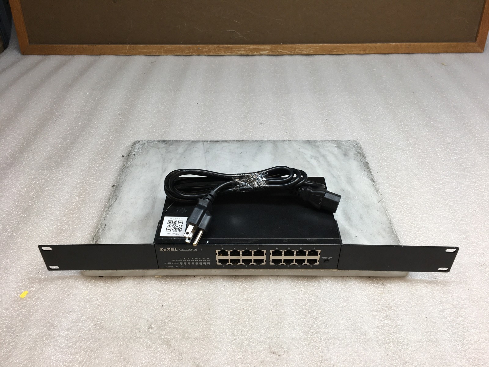 ZyXEL GS1100-16 16-Port 10/100/1000Base-T (1-6) Gigabit Unmanaged Switch w/Ears