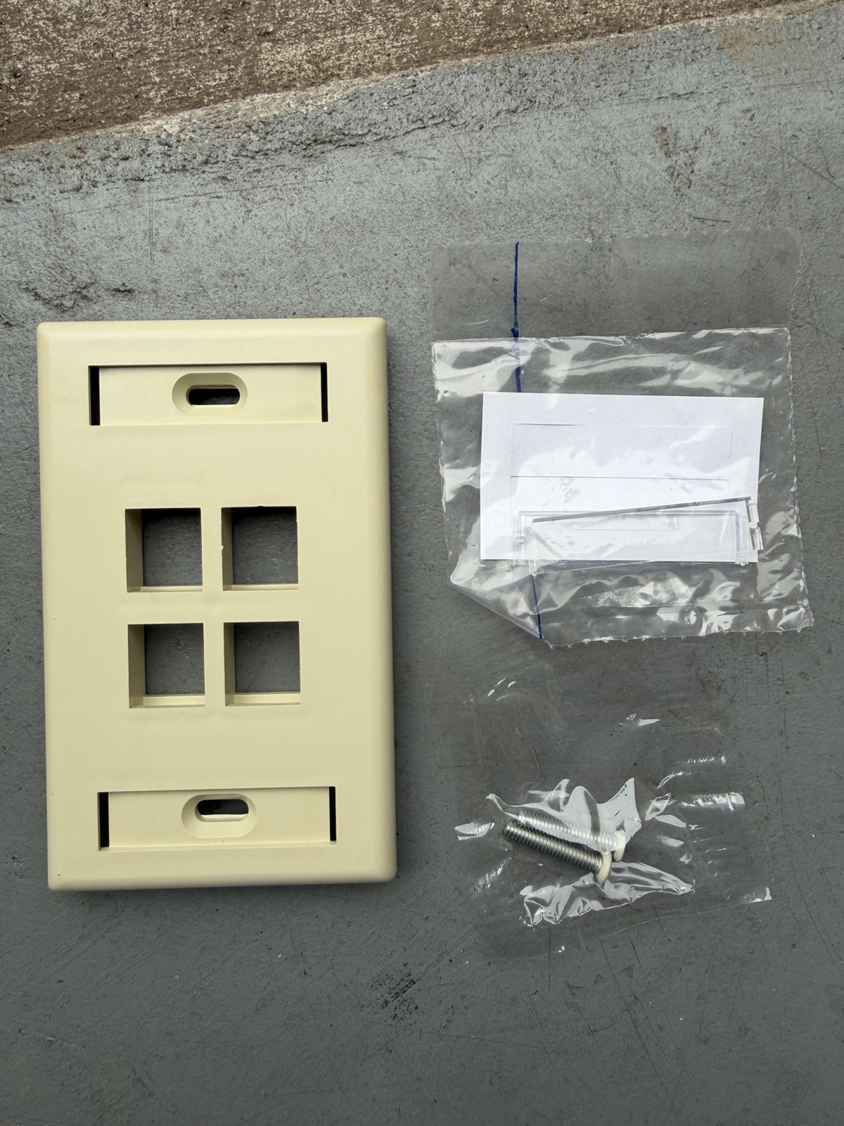 Lot of 10 Leviton 46080-4IS QuickPort 4 Port Wallplates Ivory New