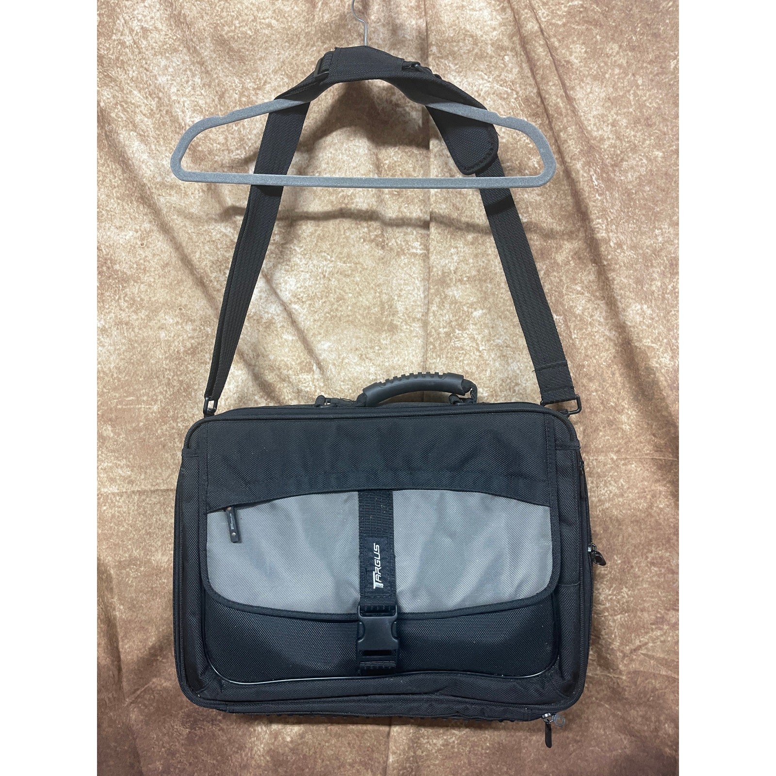 Targus Platinum Deluxe Padded 17" Computer Messenger Bag with Strap