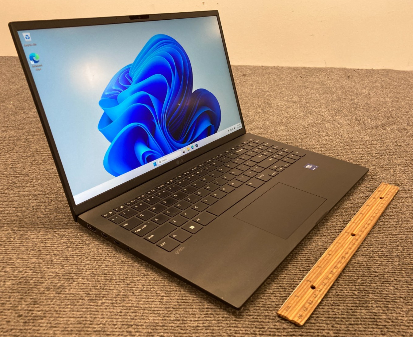 LG Gram 15Z90S-H 15.6" Touch Laptop Intel Ultra 7 155H 16GB RAM 256GB NVMe
