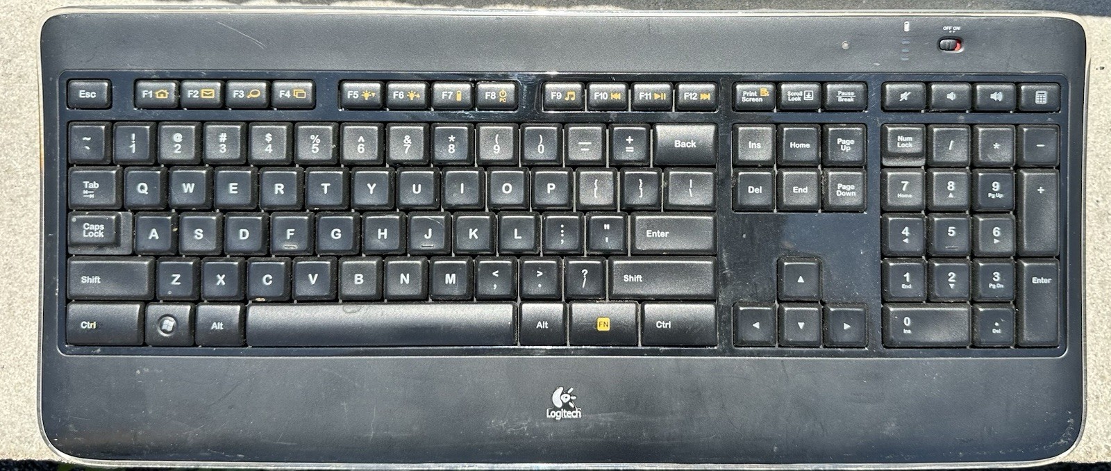 Y-R0011 Logitech K800 Wireless Keyboard works Tested Rechargeable No Batteries