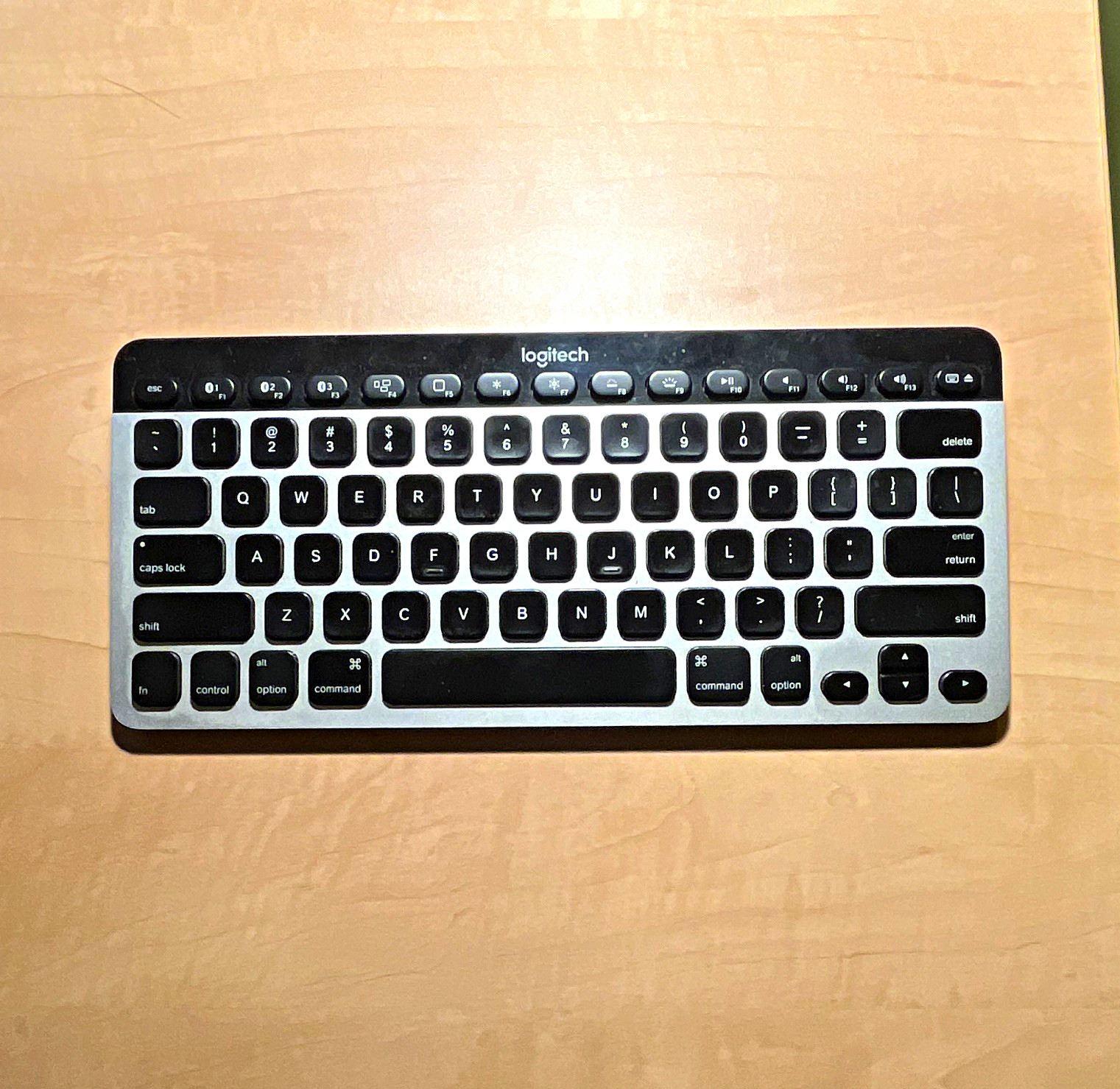 Logitech K811 Bluetooth Illuminated Compact Keyboard English QWERTY Silver/Black