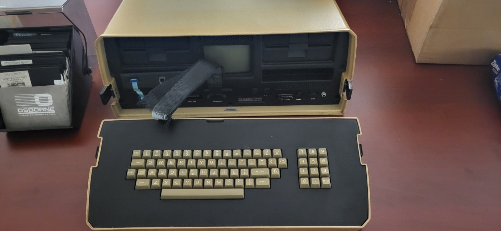 Osborne 1 01 Vintage Portable Computer  w/manuals & software