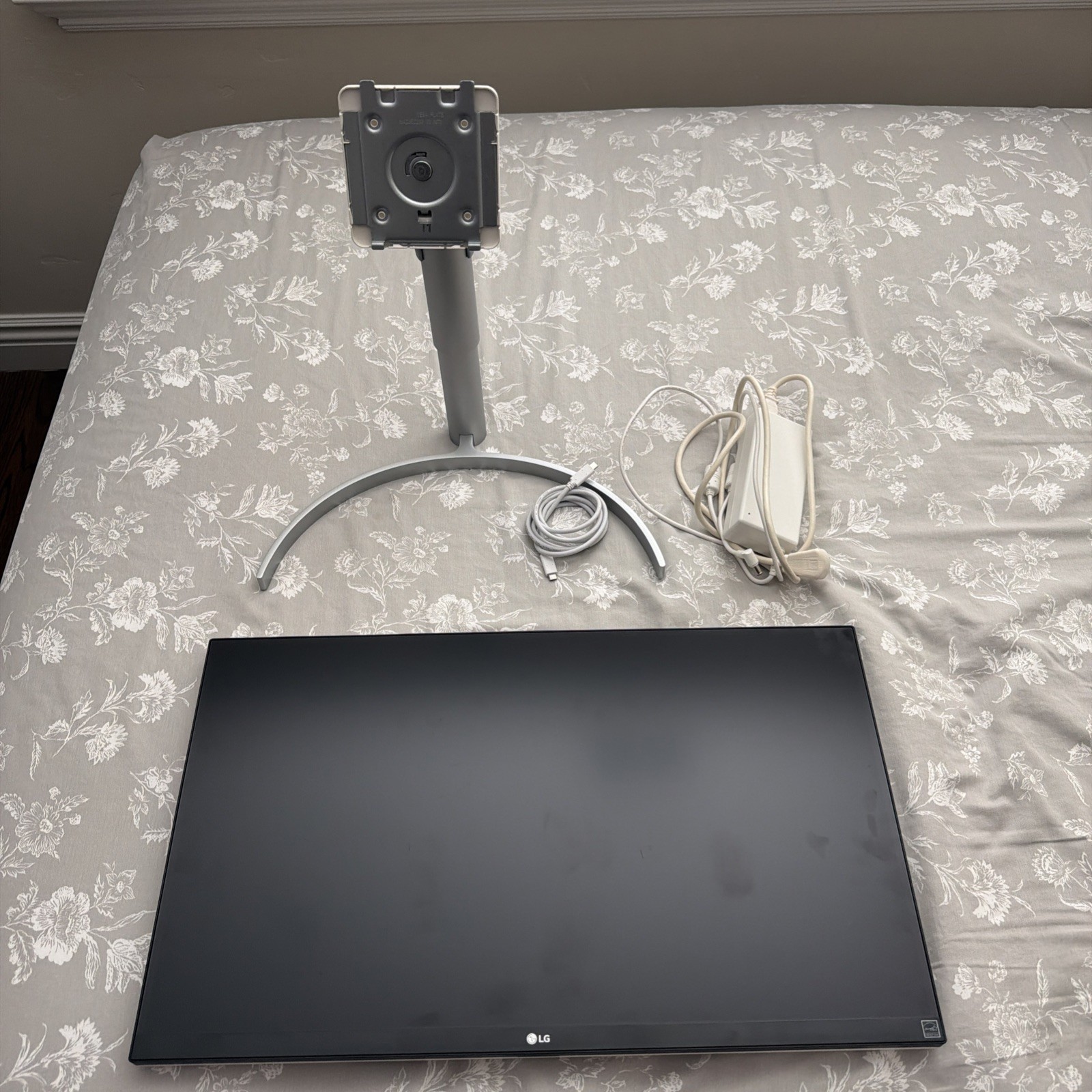 LG 27BL85U-W 27-inch 4K UHD IPS Monitor in excellent working condition