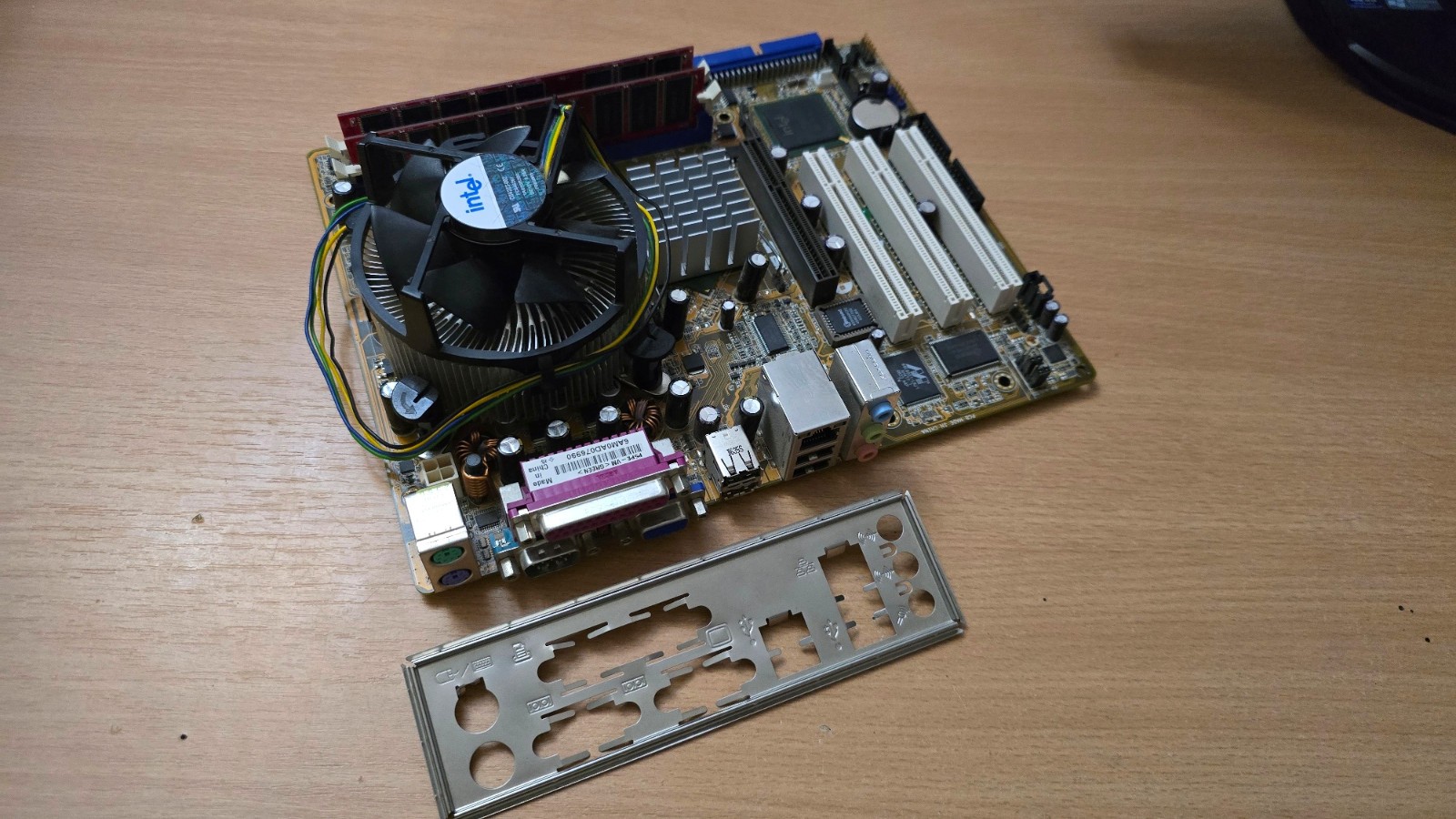 ASUS P5PE-VM Rev 1.00G + Intel Pentium E2220 CPU and 1GB RAM - Test OK