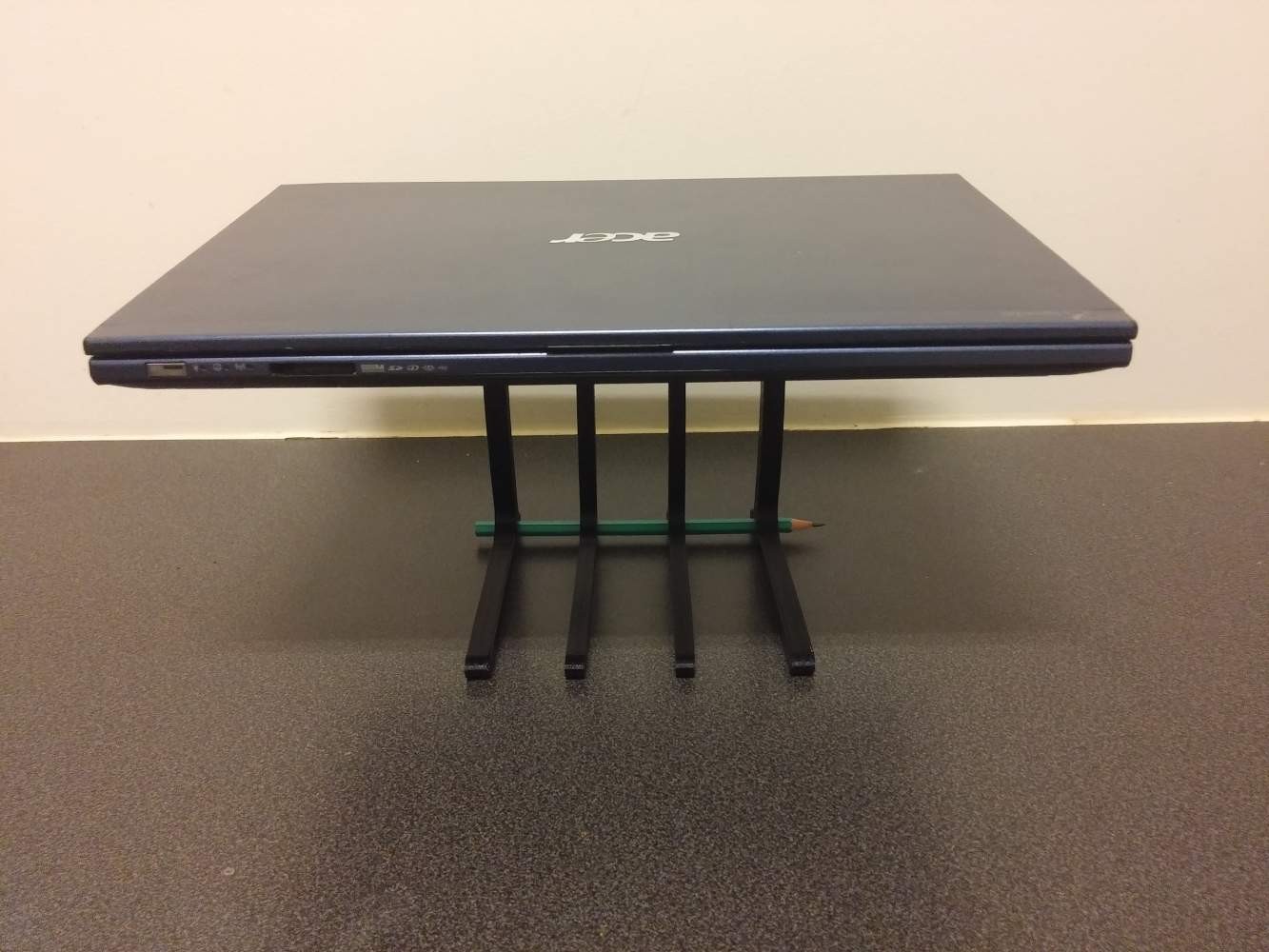Laptop Stand - Minimal Material 3D-Printed
