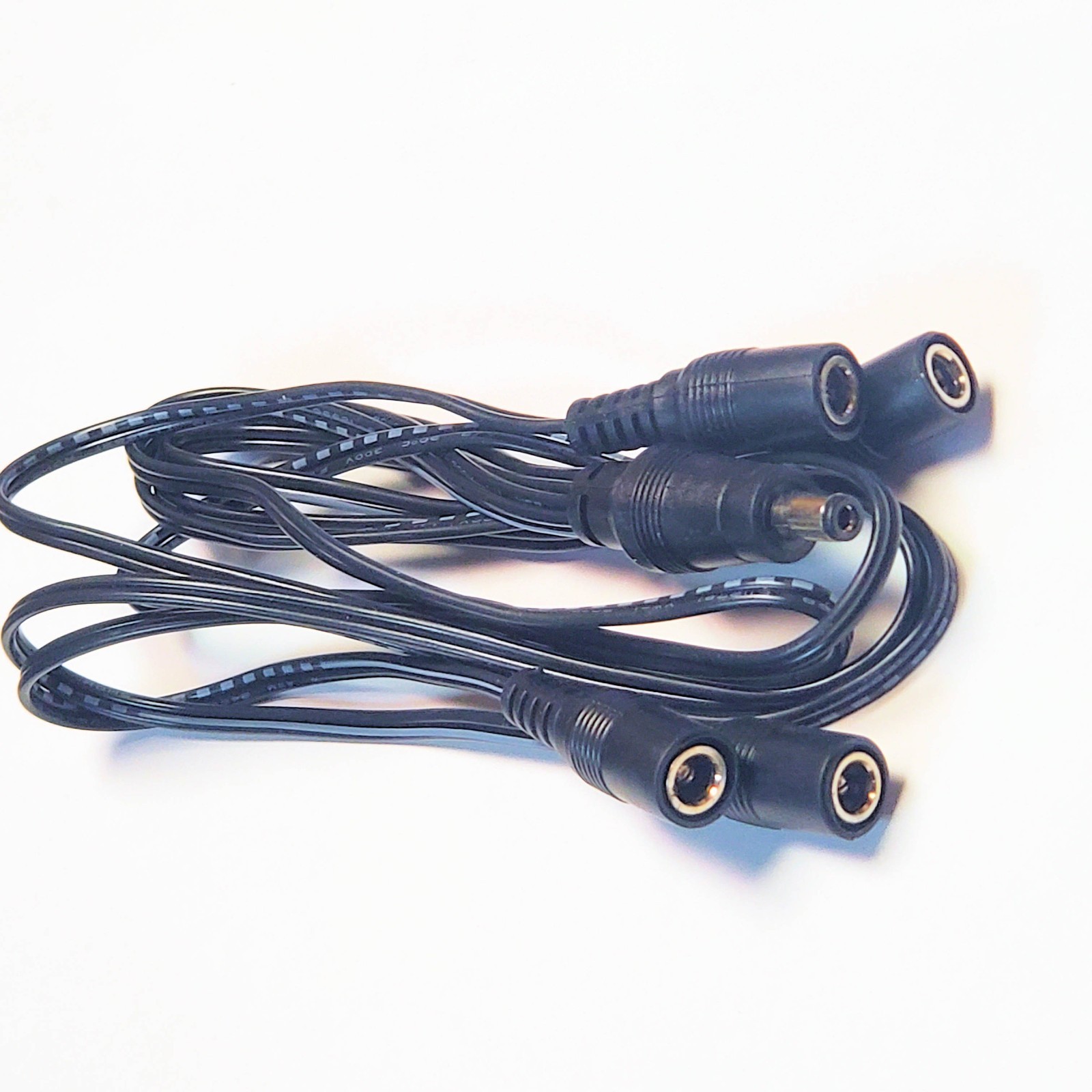 DC  Y Adaptor 2.5mm x 5.5mm plug  to 4) 2.5mm x 5.5mJacks 2D8-100  1  pc