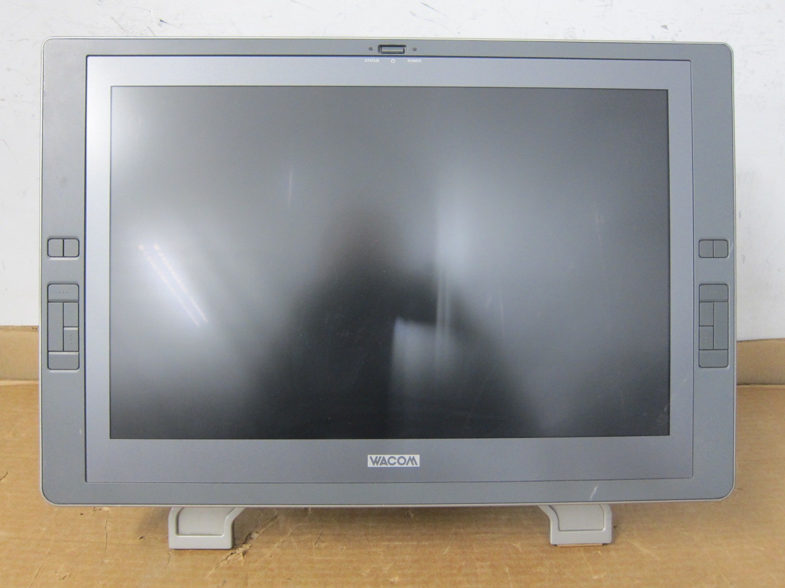 WACOM DTZ-2000W/G	Cintiq 20WSX 20" Interactive LCD w/Stand & Adapter - Grade C 