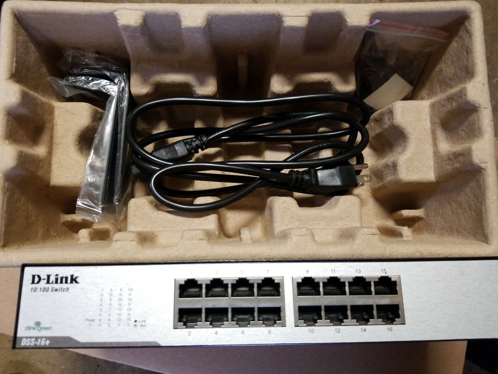 D-Link DSS-16+ 16-Port 10/100 Desktop or Rackmount Switch (H/W Ver: J1) used