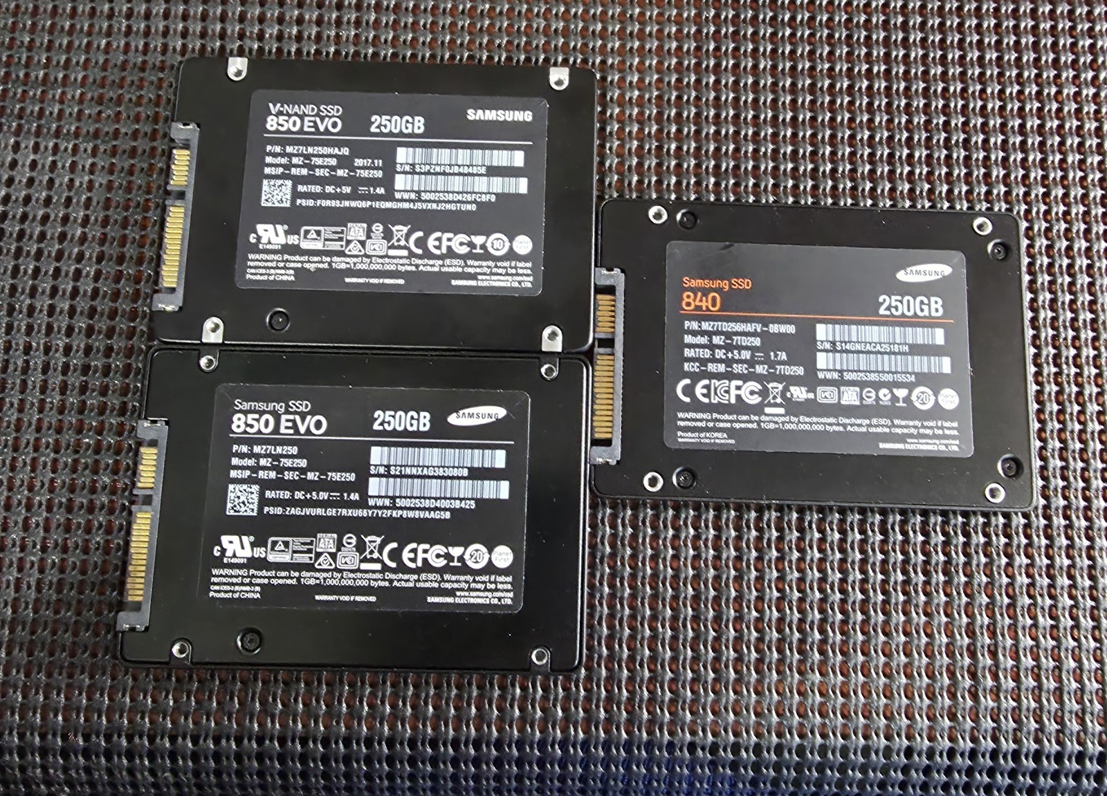 Lot of 3 Samsung 250gb ssd dives  1 x 840 & 2 x 850 evo 
