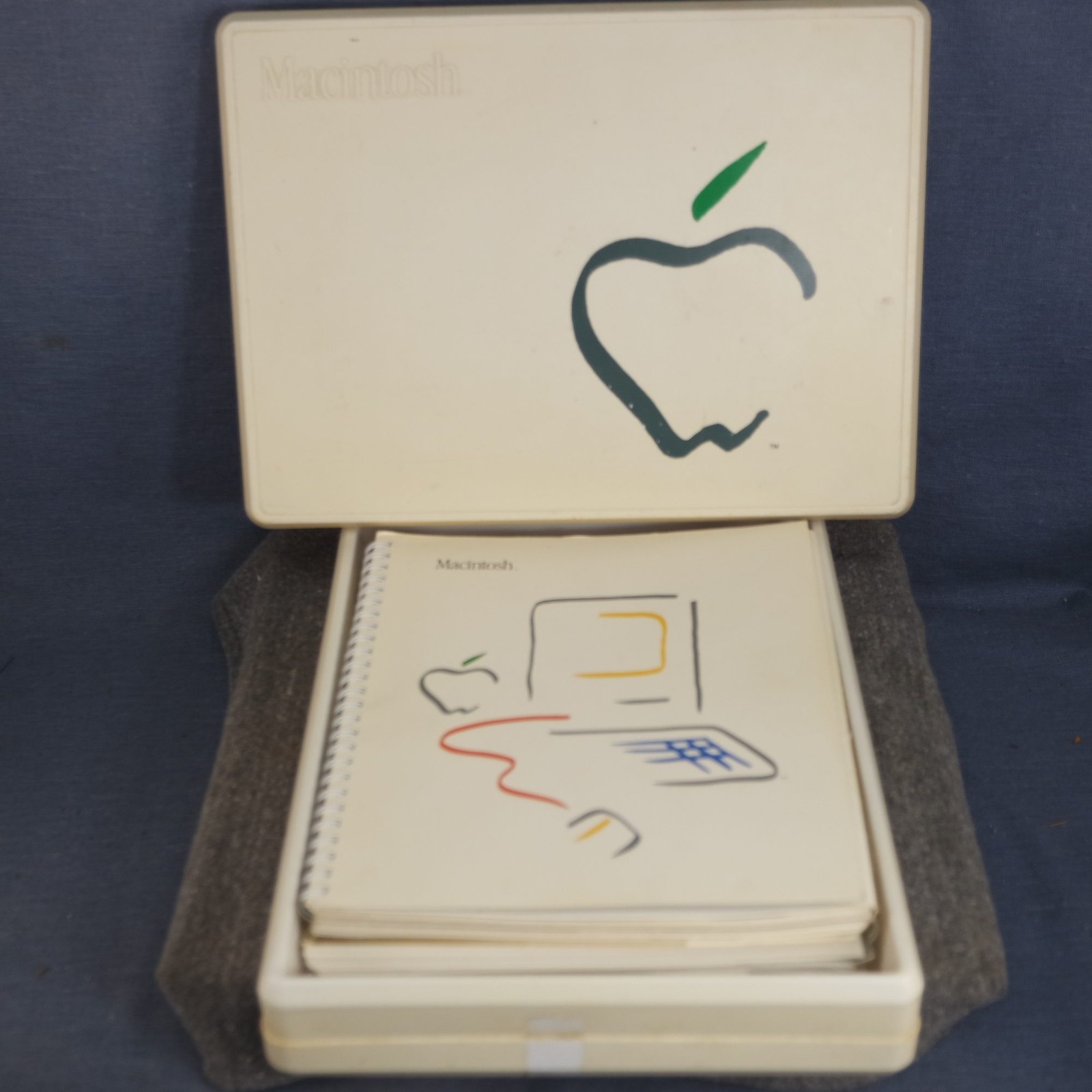 Original 1984 Apple Macintosh Original Manual Set With Original Container