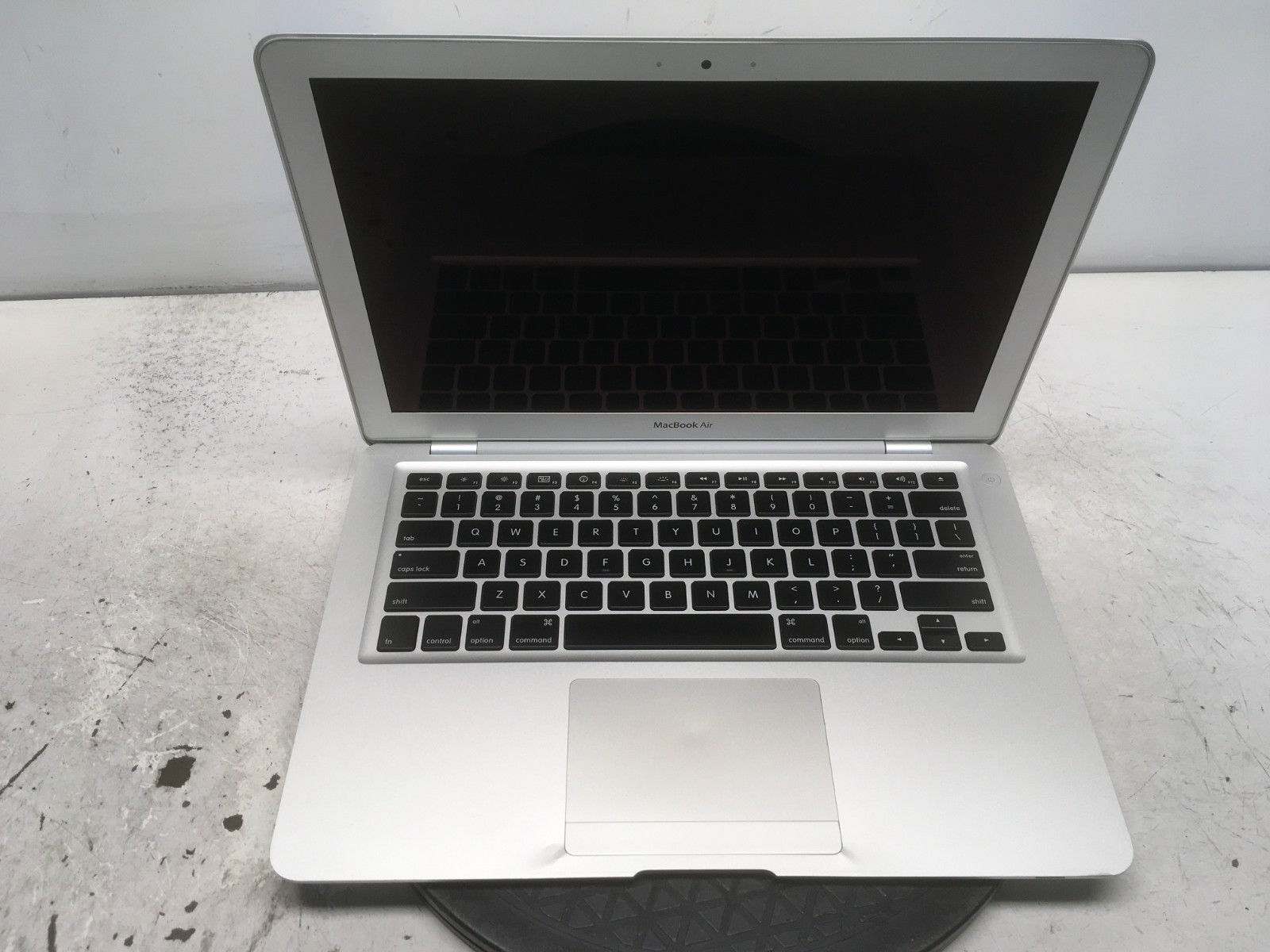 Apple MacBook Air A1304 Intel Core 2 Duo SL9400 1.86GHz 2 GB NO HDD No Batt