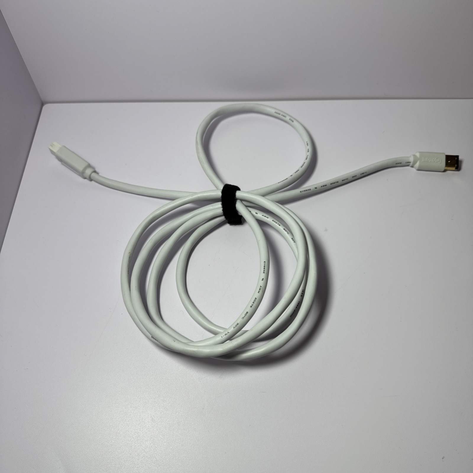 RadioShack GIGAWARE 6 FOOT FIREWIRE CABLE 6-PIN TO 9-PIN (1.82 m)